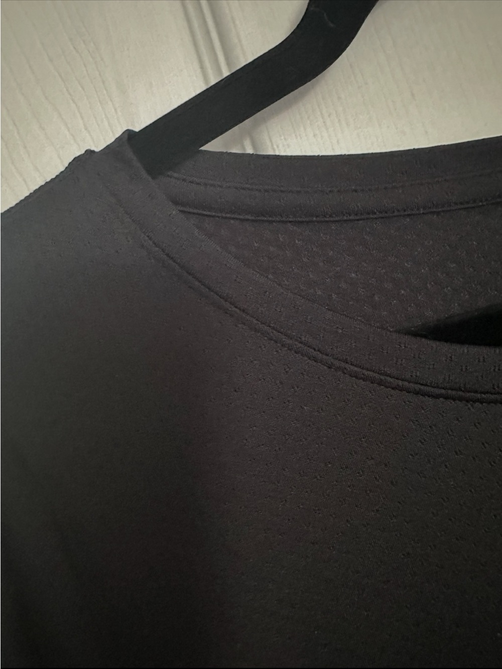 Under Armour Women’s  Long Sleeve Performance Tee - Black with Small White Logo - Picture 4 of 6